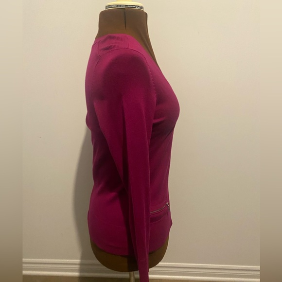 🩷REITMANS🩷Plum V-neck Zipper cardigan in medium. Zipper pockets on the front. - Picture 7 of 11